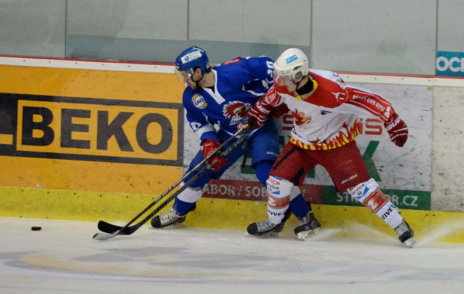 Táborští hokejisté zvládli důležitý třetí zápas výtečně a k Sázavě si v neděli povezou mečbol