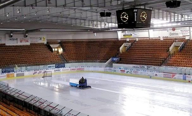 Do útrob zimního stadionu se vrátil chlad, na jeho novém ledě začne být rušno
