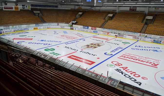 Zimní stadion v Táboře se probouzí, nový led přivítá v sobotu první hokejisty