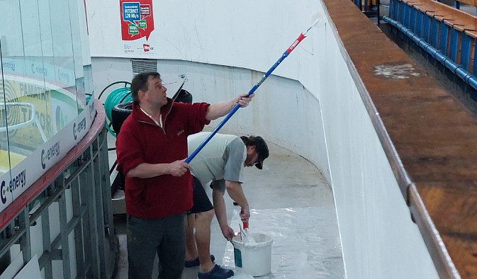 Hokejisté A-mužstva se práce nebojí, pomohli s údržbou zimního stadionu