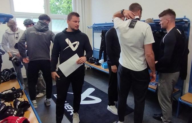 Za hráči dorazili zástupci firmy All Sports, v hlavní roli  byla výstroj od Baueru